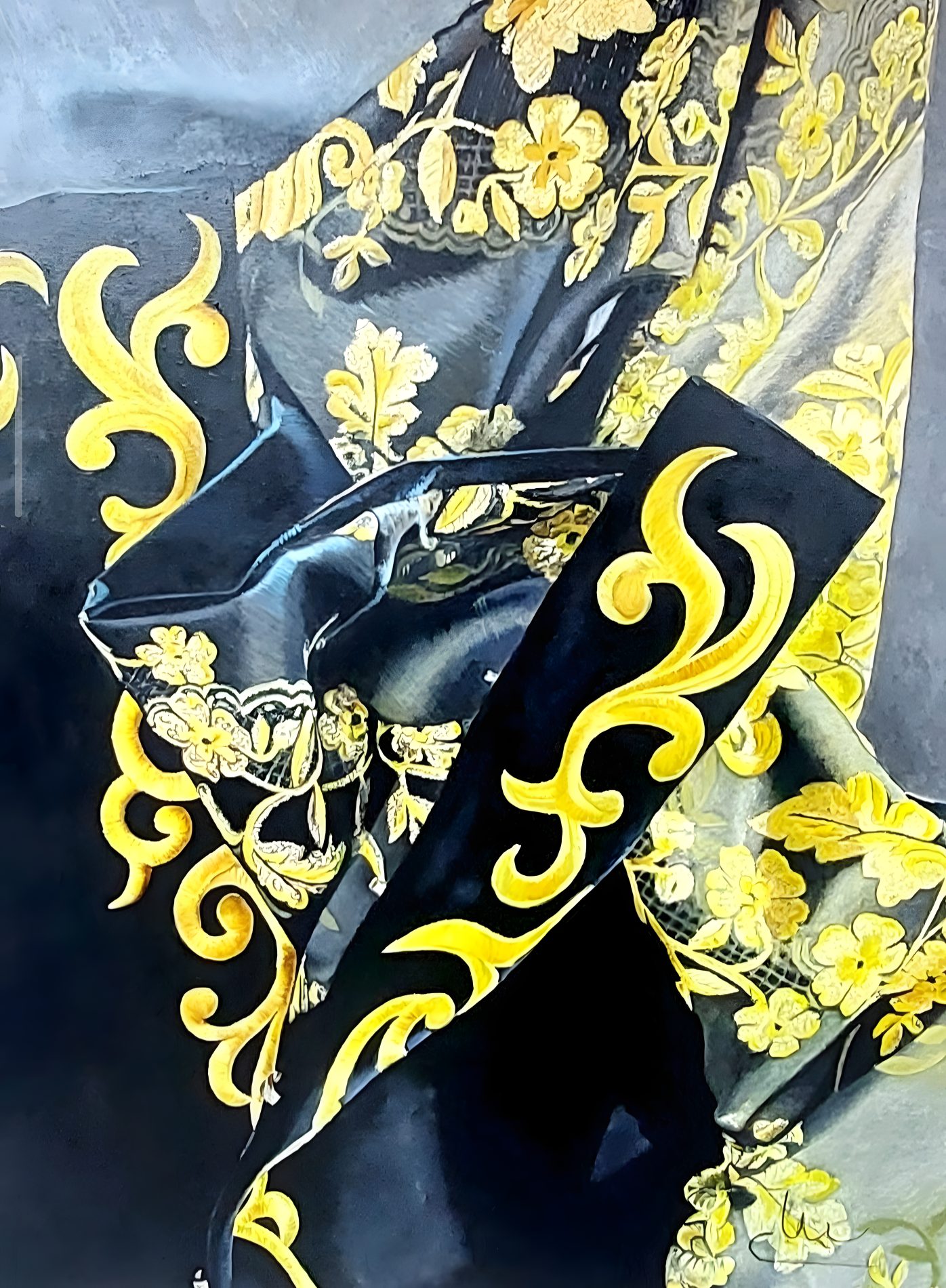 Detalle ampliado de un bordado damasquinado en negro y dorado.