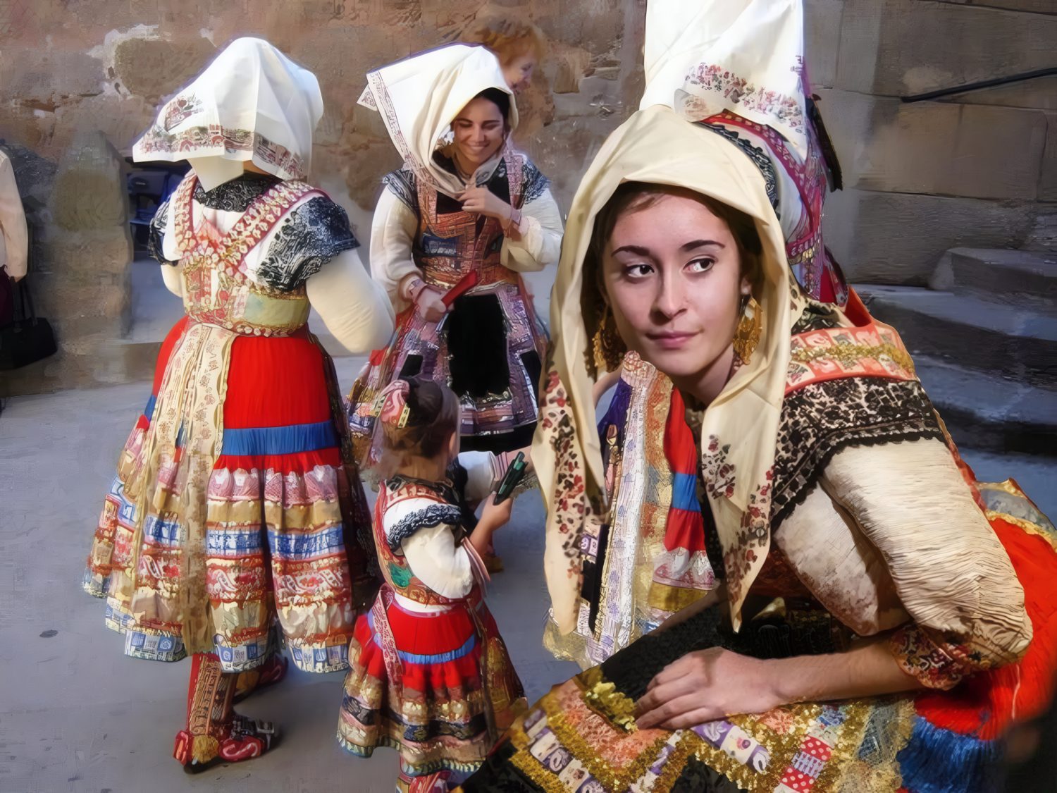 Mujeres vestidas con trajes regionales de Lagartera, una de las fuentes de inspiración.
