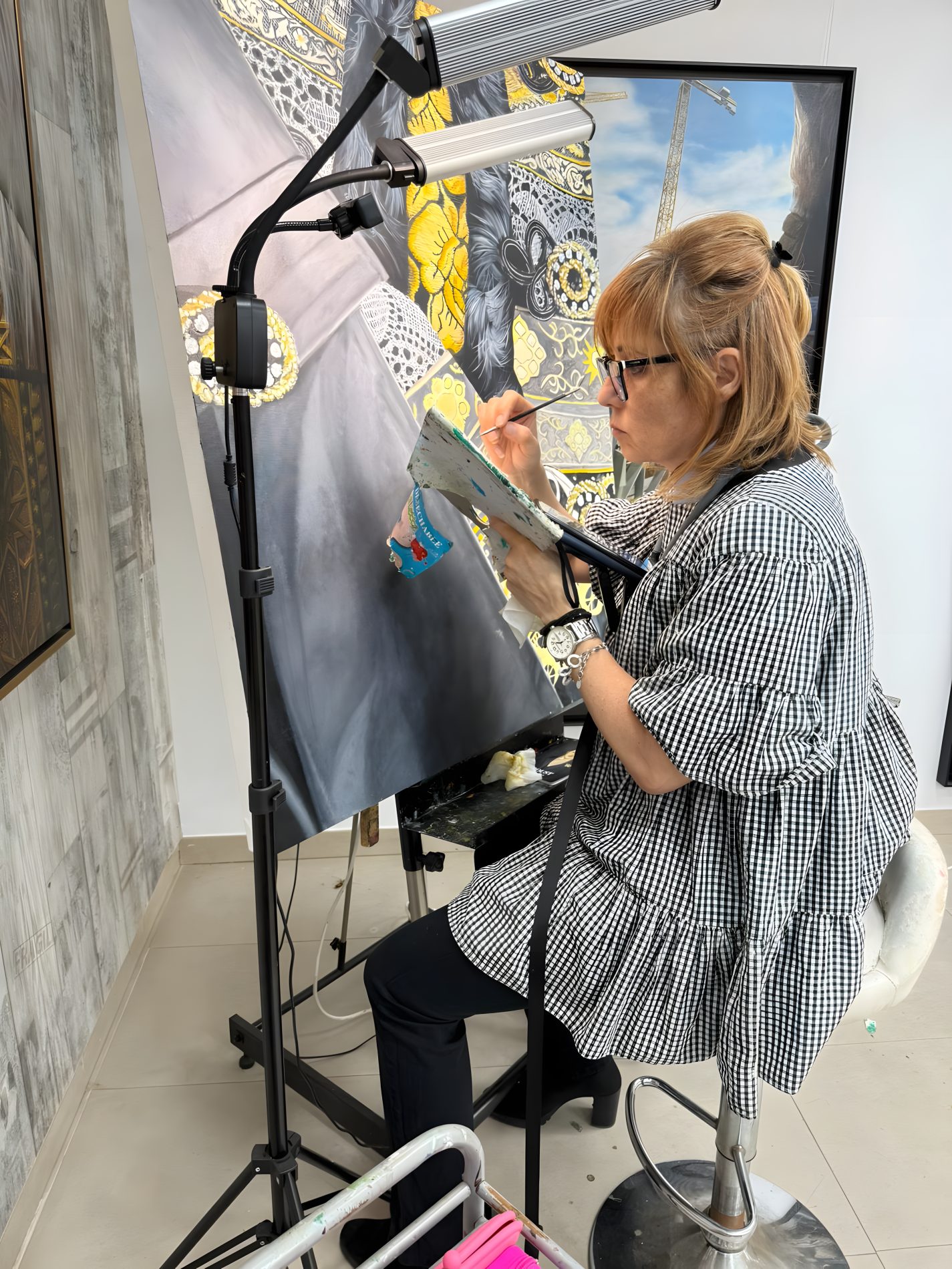 Mar Mora pintando al óleo uno de los cuadros que acompañan a la colección.